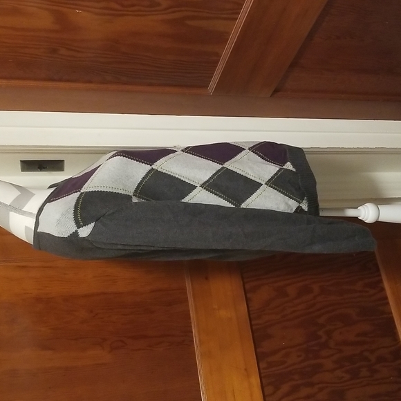 Arrow Argyle V-Neck Knitted Sweater by 82 Zero, Size Large - Picture 4 of 5